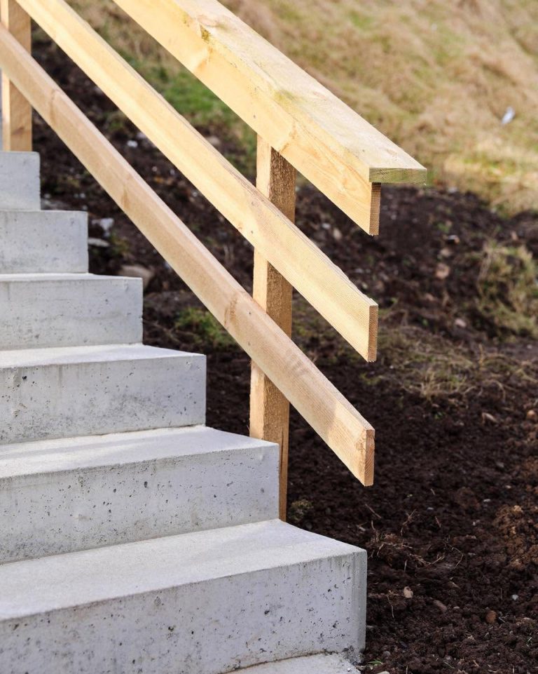 Betongtrappa við nýggjum handriði úr timbri