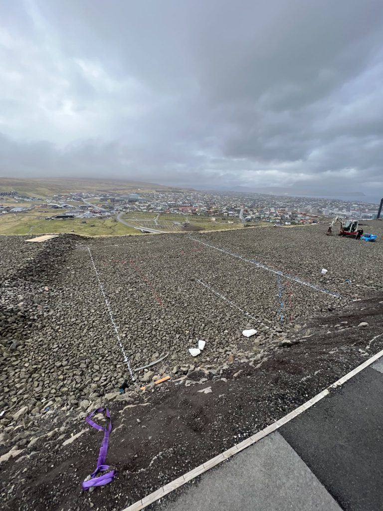 Tjappað grúsundirlag við síðuna av einum vegi