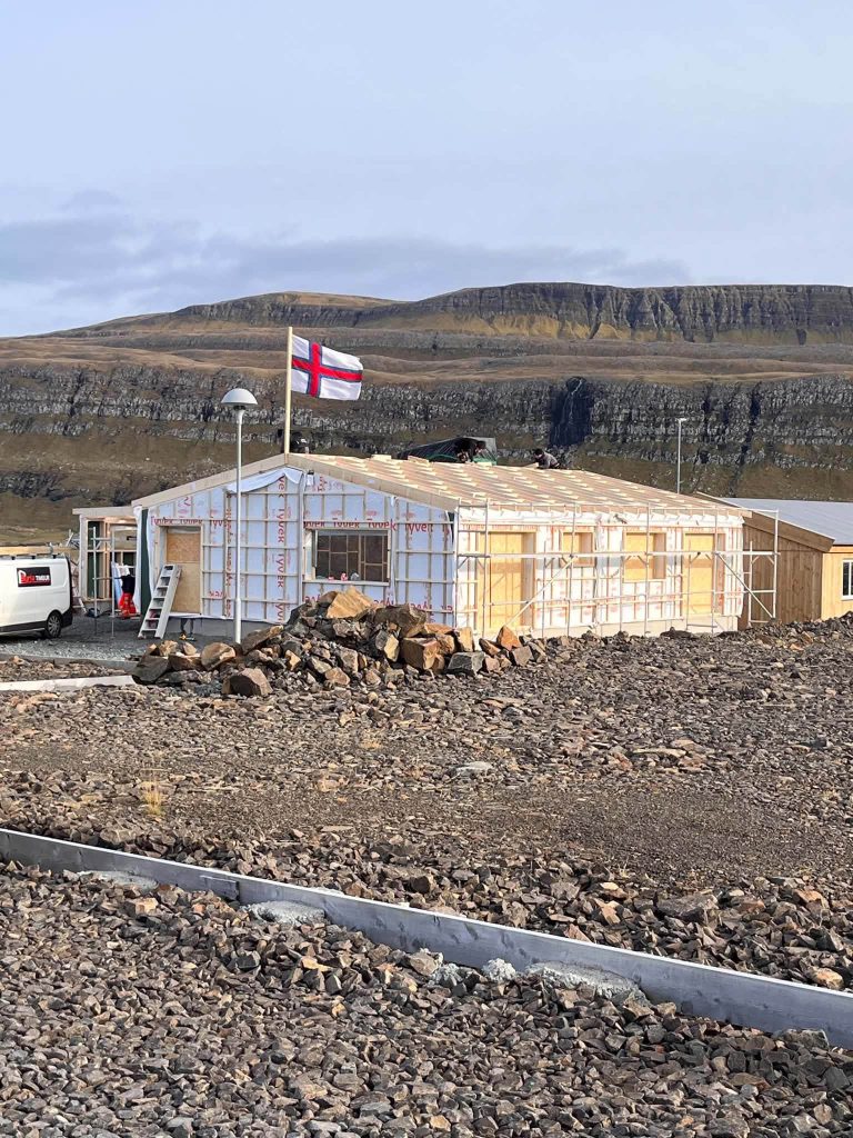 Nýtt timburhús í grind, klætt í veðurdúk, við Merkinum reistum á takinum
